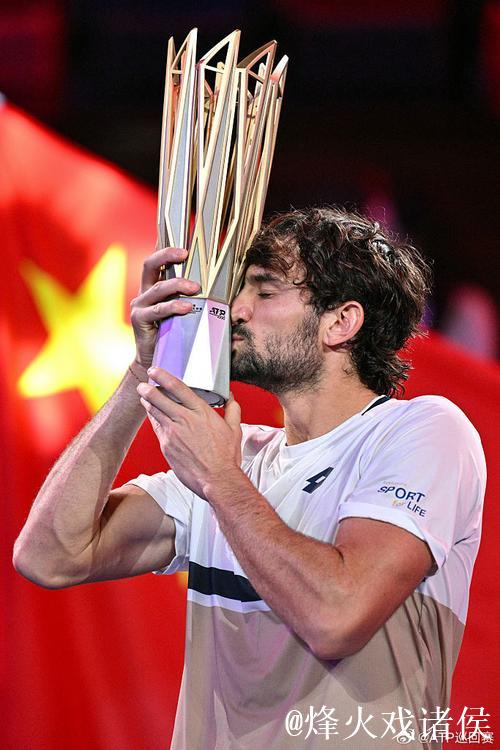 瓦舍罗2-1力克林德克内希 首捧上海大师赛冠军奖杯